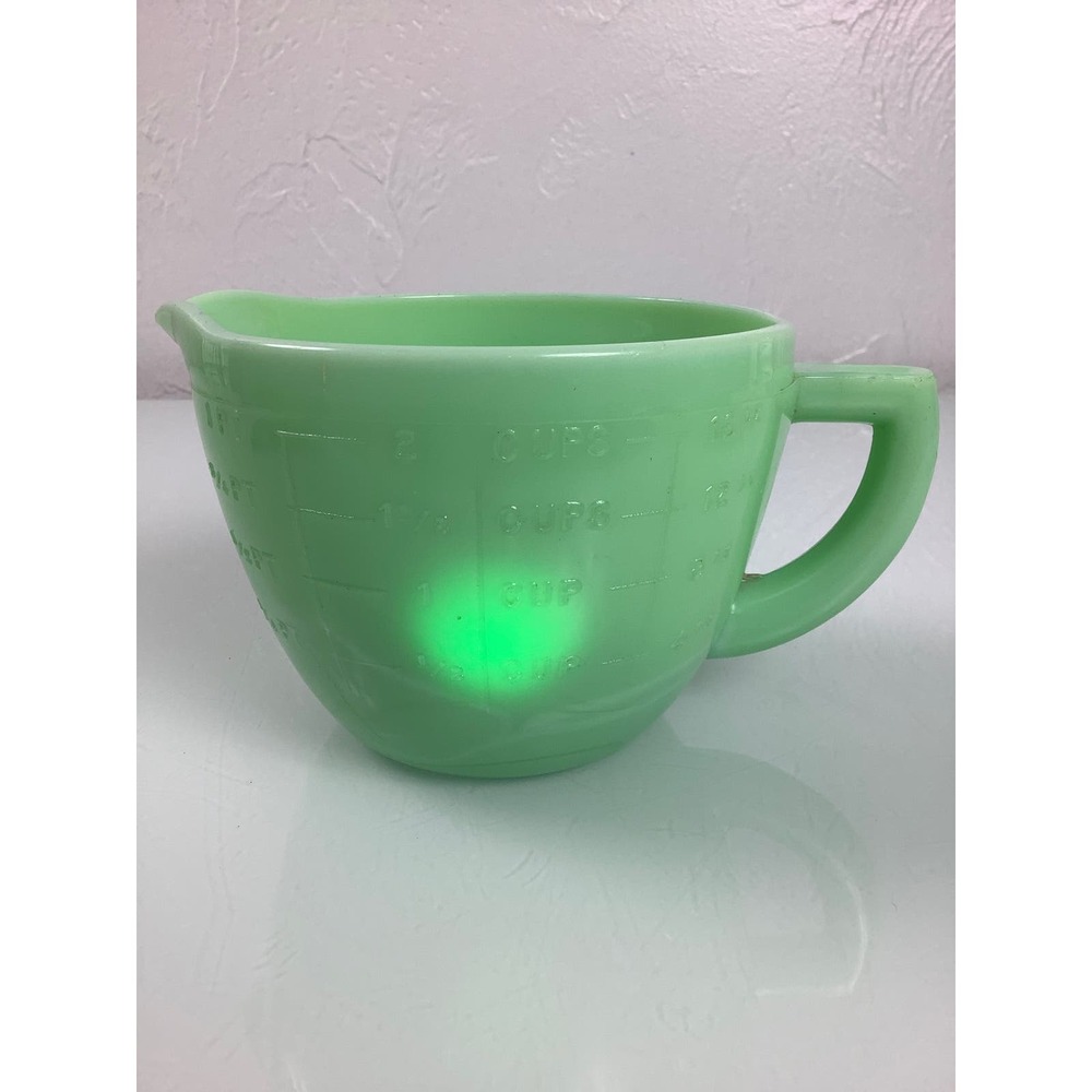 VTG RARE McKee Uranium Jadeite Green Measuring 2 cup Pitcher Mint condition